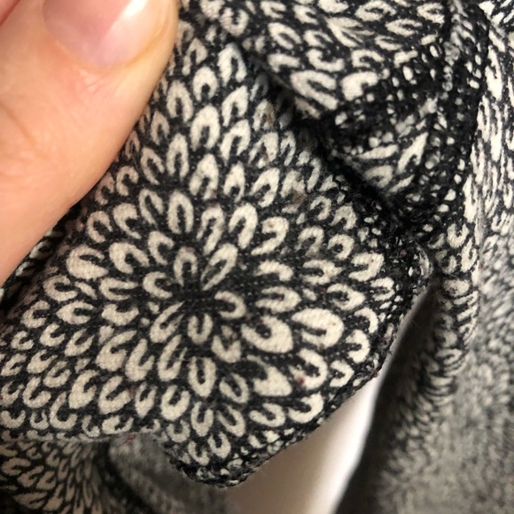 Lulu Lemon Black and White Pattern Leggings Size 4 - Picture 5 of 6